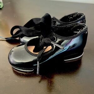 Capezio Tap Shoes- Girls Jr TYETTE- Size 6 -very gently worn